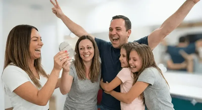 Famille soulagée après un traitement anti-poux
